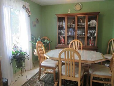 Dining Room Dining area in Kitchen w/newer bow sty