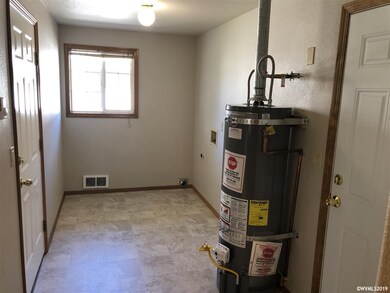 388 NE Fern Ave, Dallas, OR 97338 - photo 4