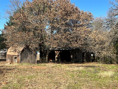 View of yard with an outdoor structure