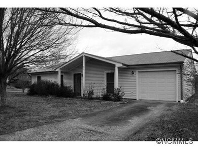 204 Scottlynn Dr, Asheville, NC 28806 - photo 2