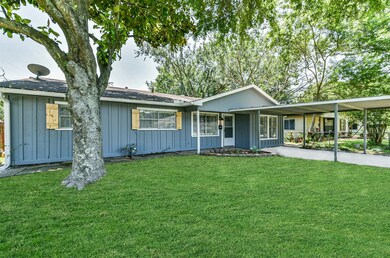 516 E Foley St, Alvin, TX 77511 - photo 2