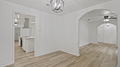 9 Robin Dr, Alvin, TX 77511 - photo 5