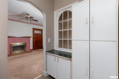 2137 W Locust St, Davenport, IA 52804 - photo 3