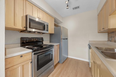 Kitchen with appliances with stainless steel fini