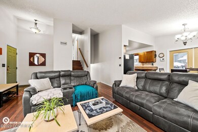 OPEN FLOOR PLAN & VAULTED CEILINGS