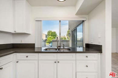 18524 Mayall St unit D, Northridge, CA 91324 - photo 4