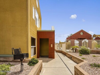 002_WALKWAY TO UNIT