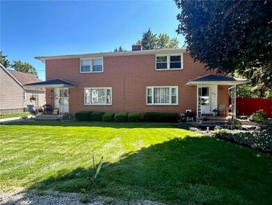 View of front facade featuring a front yard
