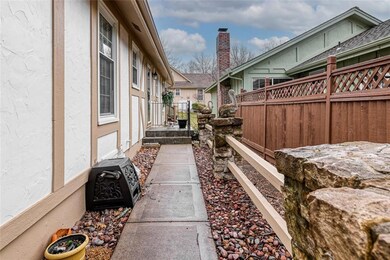 10154 Edelweiss Cir, Shawnee, KS 66203 - photo 3