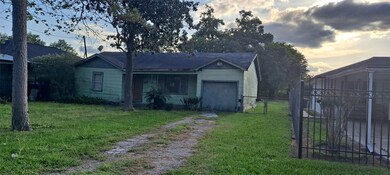 5713 Los Angeles St, Houston, TX 77026 - photo 3