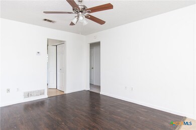 142 Wolf Rd unit B, Copperas Cove, TX 76522 - photo 3