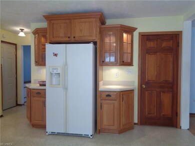 Fully applianced kitchen w/under counter lighting,