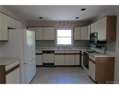 Big kitchen with lots of cabinet space