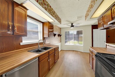 10426 Kirkshire Dr, Houston, TX 77089 - photo 7