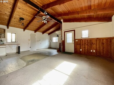 Living Room/Entrance