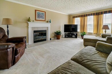 345_Kyber_Run-living room