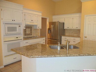 GRANITE KITCHEN WITH CENTER ISLE/BAR