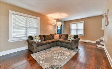 Light and bright living room with original gleamin