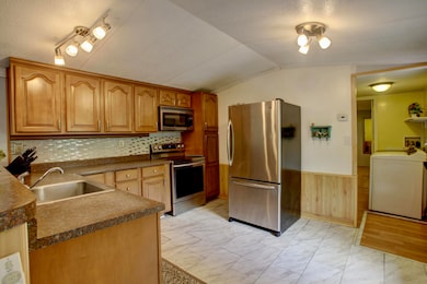 218 Bean St - Kitchen