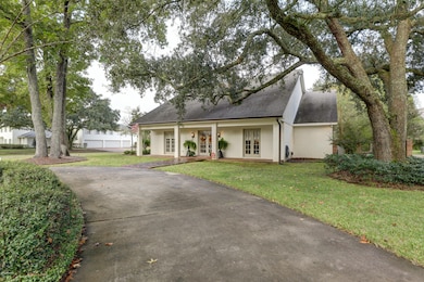 508 W Bayou-3