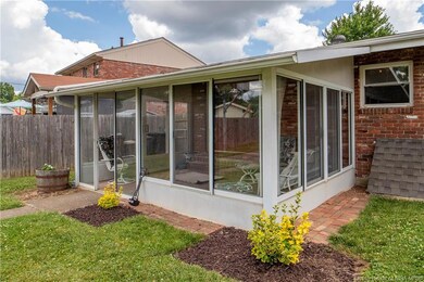 WOW....what a great sun room to enjoy.