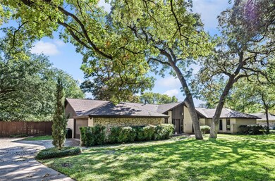 1405 Pebble Creek Dr, Euless, TX 76040 - photo 3