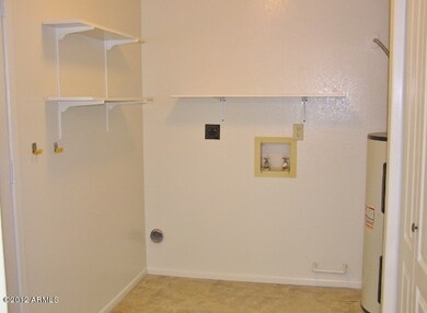 LAUNDRY ROOM W/DOOR TO BK YARD