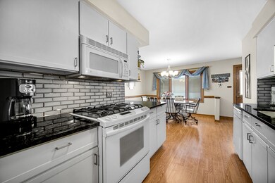 Great space to create your gourmet meals! Notice t