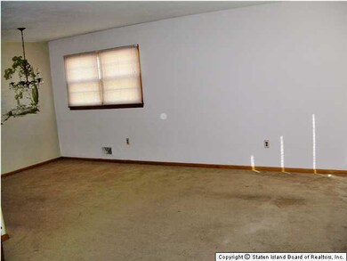 2079 N Railroad Ave, Staten Island, NY 10306 - photo 7