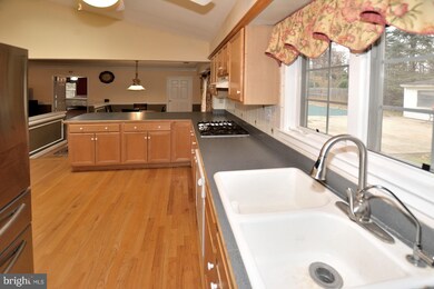 5155 Summit Dr, Fairfax, VA 22030 - photo 7