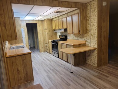 20034 Parocast dining to kitchen
