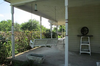 410 W Walnut St, Whitewright, TX 75491 - photo 3