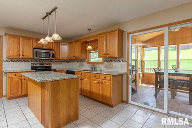 1015 W 60th St, Davenport, IA 52806 - photo 6