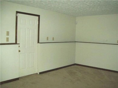 4384 Logwood Ln, Columbus, OH 43228 - photo 4