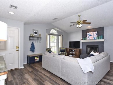 4008 S Poplar Ave, Broken Arrow, OK 74011 - photo 4