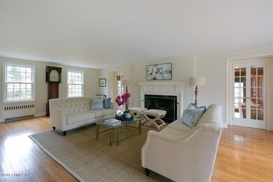 04_24GilliamLn_10001_LivingRoom_LowRes
