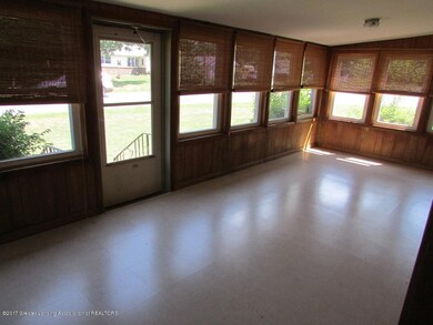 3b_569 W Dexter Trail front porch