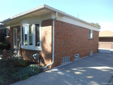 19725 Sussex St, Saint Clair Shores, MI 48081 - photo 3