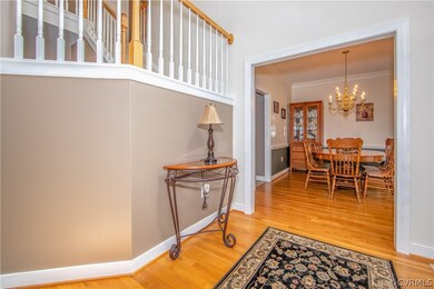 2-story foyer with Palladian window