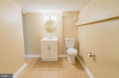 1023 Foxcroft Ln, Essex, MD 21221 - photo 7