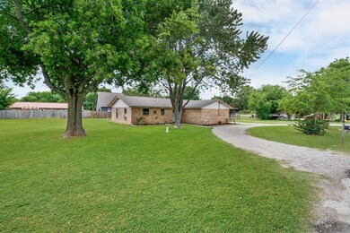825 N Avenue B, Springtown, TX 76082 - photo 2