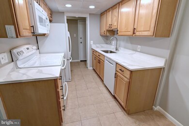 11658 Stoneview Square unit 2B, Reston, VA 20191 - photo 4