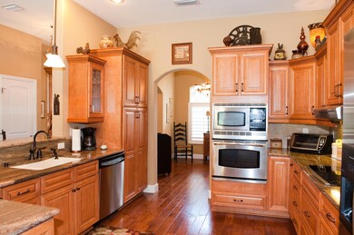 Granite-Maple Cabinets w-Glaze-Stainless