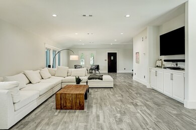 702 W 42nd St, Houston, TX 77018 - photo 2