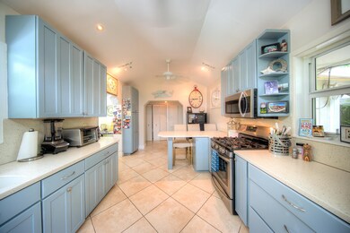 (5) 1525 Johnson St-12