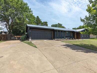 2303 Woodlawn Dr, Ennis, TX 75119 - photo 2