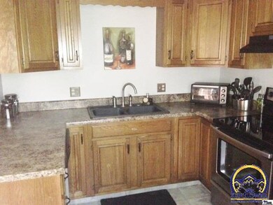 5570 SW Stonegate Ct, Topeka, KS 66606 - photo 6