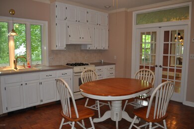 215 W Catharine St, Milford, PA 18337 - photo 4