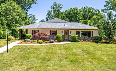 31 Maplecrest Dr, Greenville, RI 02828 - photo 2