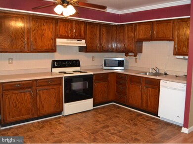 4800 Grand Bend Dr, Catonsville, MD 21228 - photo 2